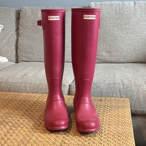 Hunter Classic pink Tall Boots with boot socks